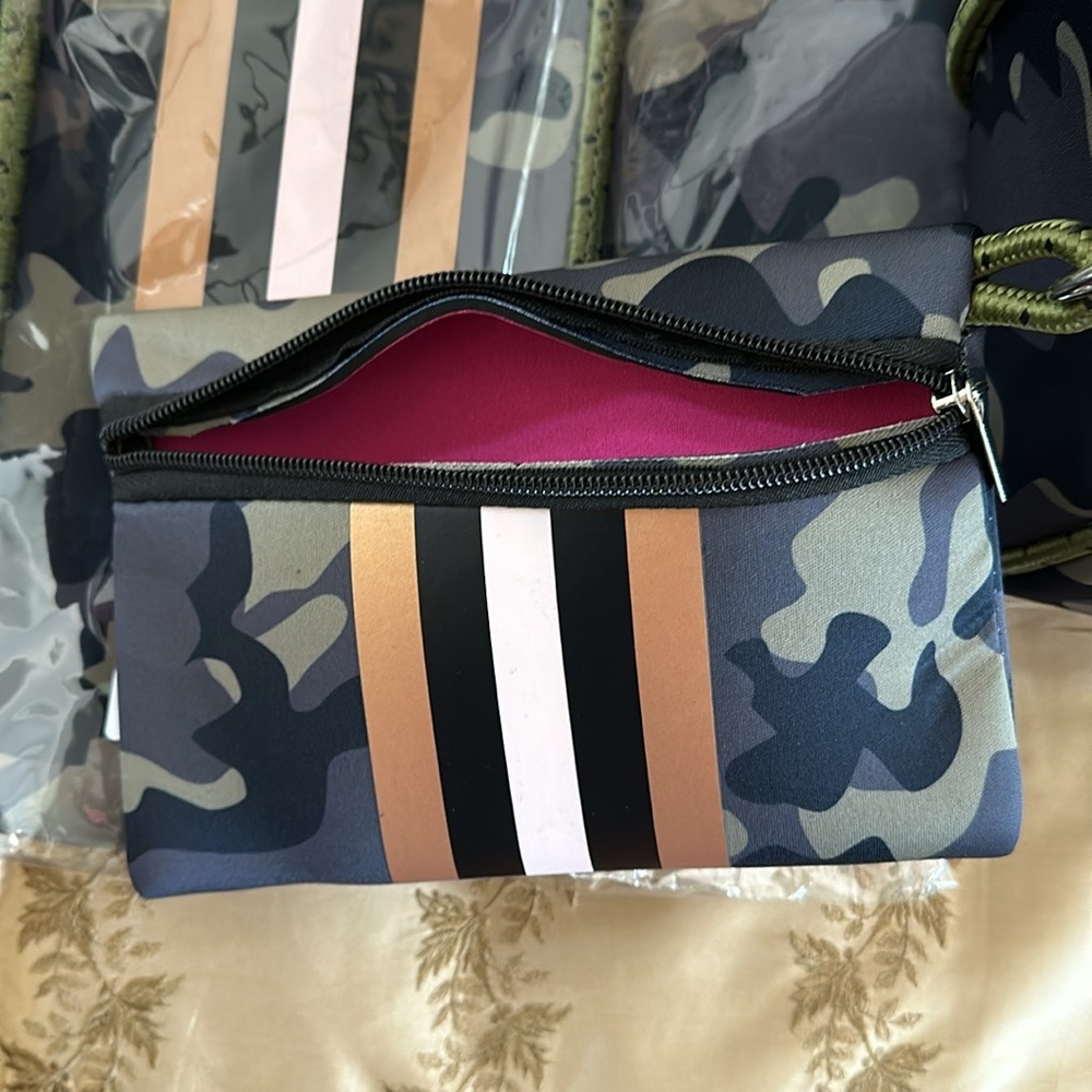 Large Capacity Neoprene Camouflage Tote Bag w/ Coin Pouch - Picture 5 of 13